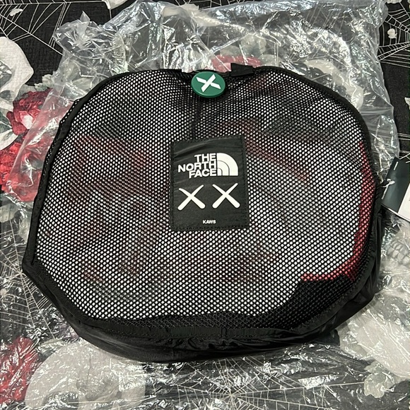 NWT 2022 KAWS x THE NORTH FACE MEDIUM RED DUFFLE BAG BRILLIANT CORAL 86 PRINT - Picture 5 of 8